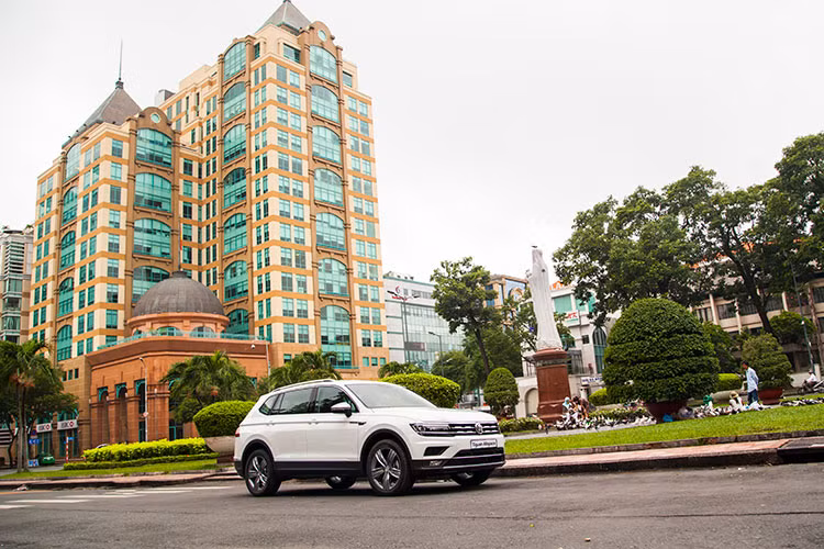 Tiguan Allspace tại Việt Nam sẽ được trang bị khối động cơ 2.0L 4 xy lanh tăng áp TSI sản sinh công suất 180 mã lực tại 4,400 - 6,000 vòng/phút cùng mô men xoắn đạt 320Nm/1,500 – 4,400 vòng/phút. Việc đạt được công suất tối đa và mô men xoắn tối đa ở vòng tua thấp như vậy giúp giảm tiêu hao xăng và bảo vệ môi trường.