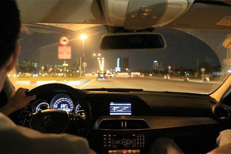 Lái xe qua ổ gà dễ làm bánh xe tổn tại vì rung lắc bất thường. Ngoài làm lốp nhanh mòn, chuyển động kiểu này còn khiến động cơ làm việc vất vả hơn, có thể tốn thêm 10% nhiên liệu. Nếu xe chuyển động hẳn sang một bên hoặc vô lăng không nằm ở vị trí trung tâm, hãy cố gắng đi thẳng xe nếu có thể, tránh bẻ lái liên tục. Mức tiết kiệm nhiên liệu vào khoảng 28 cent mỗi gallon.