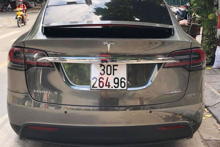 Về thiết kế, Tesla Model X P100D sở hữu hệ thống đèn chiếu sáng dạng LED. Là một chiếc ôtô điện, phía trước của xe không có lưới tản nhiệt cỡ lớn như xe thông thường. Dưới nắp capo trước là khoang hành lý lớn do động cơ đặt ở dưới gầm xe. Nhờ cách sắp đặt này, chiếc SUV có trọng tâm thấp, nâng cao tính ổn định khi di chuyển.