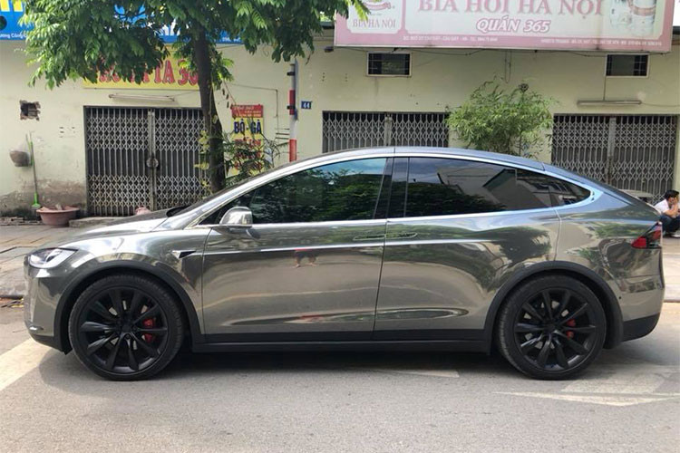 Chiếc Tesla Model X này tại thị trường Việt Nam có giá khoảng hơn 8 tỷ đồng. Về nguyên bản nó sở hữu màu đen bóng, nhưng sau khi được bọc toàn bộ ngoại thất sang màu chrome bạc - chiếc xe được nhiều người đánh giá là cá tính và khác biệt hơn nhiều. Chi phí dán chưa được hé lộ nhưng với bộ decal xịn, mức giá có thể lên tới hàng chục triệu đồng.