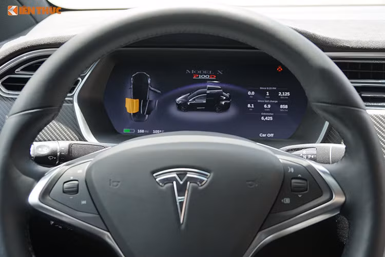 Cổng sạc đặt ẩn sau đèn hậu. Để sạc đầy từ 0-100% cần 9,5 giờ với nguồn điện 220V. Xe dùng 2 động cơ điện đặt ở trục bánh trước và sau. Động cơ phía trước cung cấp công suất 258 mã lực và phía sau công suất 503 mã lực, tổng công suất 761 mã lực. Động cơ đi cùng hộp số tự động một cấp và hệ dẫn động bốn bánh toàn thời gian.