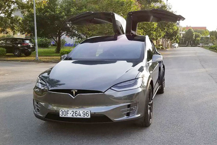 Model X P100D sở hữu nhiều tính năng ấn tượng như cửa và xe tự khởi động khi tài xế cầm chìa khóa bước đến gần. Ra mắt lần đầu vào 9/2015, đây là chiếc xe gầm cao chạy điện đầu tiên trên thế giới được sản xuất hàng loạt. Nó đồng thời là mẫu xe thứ 3 của hãng xe điện Tesla của Mỹ sau xe thể thao Roadster và sedan Model S.