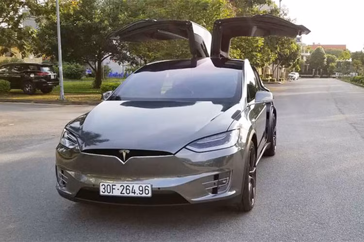 Model X P100D sở hữu nhiều tính năng ấn tượng như cửa và xe tự khởi động khi tài xế cầm chìa khóa bước đến gần. Ra mắt lần đầu vào 9/2015, đây là chiếc xe gầm cao chạy điện đầu tiên trên thế giới được sản xuất hàng loạt. Nó đồng thời là mẫu xe thứ 3 của hãng xe điện Tesla của Mỹ sau xe thể thao Roadster và sedan Model S.