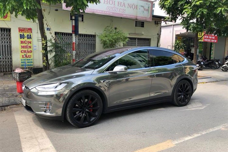 Thiếu gia Đỗ Bình Dương hay còn gọi Dương "Kon" - chồng của siêu mẫu Ngọc Thạch, là một trong những tay chơi siêu xe đình đám tại Việt Nam và cũng là người hiếm hoi tại Việt Nam sở hữu chiếc SUV chạy điện Tesla Model X. Mới đây, anh chàng này đã đổi màu toàn bộ chiếc xe để tạo sự khác biệt so với những chiếc đang lăn bánh khác.