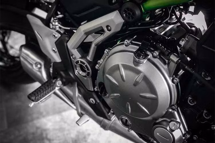 Động cơ của xe được trang bị hộp số 6 cấp đi kèm bộ ly hợp chống khóa bánh khi dồn số gấp (slipper clutch). Z650 phiên bản mới cũng có cặp mâm 5 cánh hoàn toàn mới so với ER-6n, với thiết kế thể thao hơn. Hệ thống treo của xe bao gồm phuộc ống lồng 41 mm trước và giảm xóc ngang tùy chỉnh theo tải phía sau.
