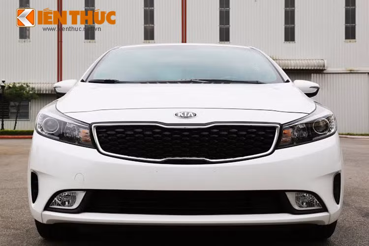 Kia Cerato mới có nhiều thay đổi ở ngoại thất, đặc biệt tập trung trau chuốt ở phần đầu xe và đuôi xe. Điểm thu hút ở đầu xe là cụm đèn pha tự động dạng thấu kính với dải đèn LED chạy ban ngày liền mạch với mặt ga-lăng mạ chrome, tạo nên sự sang trọng và hiện đại.