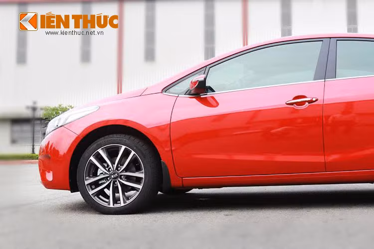 Cản trước được mở rộng cùng hốc gió thể thao, đèn sương mù được hạ thấp hơn mang đến vẻ bệ vệ cứng cáp cho xe. Thân xe vẫn giữ được thiết kế năng động, mạnh mẽ, hiện đại từ K3 với những đường gân dập nổi chạy dọc thân xe.