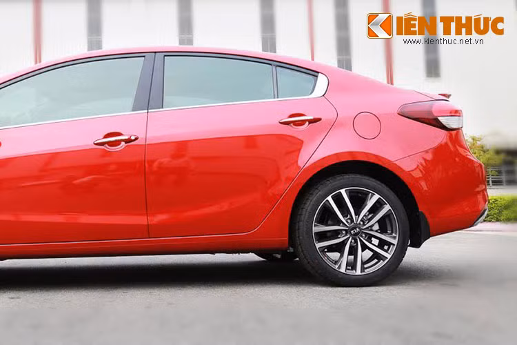 Tay nắm cửa và viền chân kính mạ chrome. Đèn Welcome light tích hợp trên gương chiếu hậu. Mâm đúc hợp kim 17 inch 10 chấu. Cụm đèn hậu dạng LED, cản sau với ống xả oval kích thước lớn.