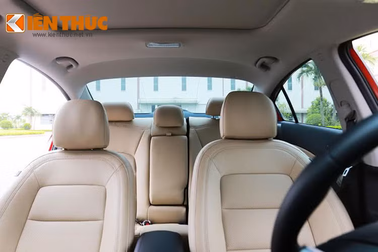 Một chức năng mới được bổ sung trên Cerato là móc khoá trẻ em rất hữu ích đối với những gia đình có con nhỏ. Một chức năng đặc biệt và duy nhất trong phân khúc là cốp sau sẽ tự động được bật lên khi cảm biến phát hiện có chìa khoá thông minh đến gần.