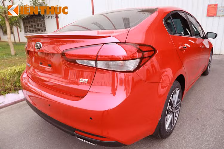 Kia Cerato tại thị trường Việt Nam với 3 phiên bản được sử dụng 2 loại động cơ là Gamma 1.6L và Nu 2.0L. Động cơ Gamma 1.6L cho công suất cực đại 128 Hp/6300 rpm và mô men xoắn cực đại 157 Nm/4850 rpm đi kèm với 2 tùy chọn hộp số là số sàn 6 cấp (MT) và tự động 6 cấp (AT).