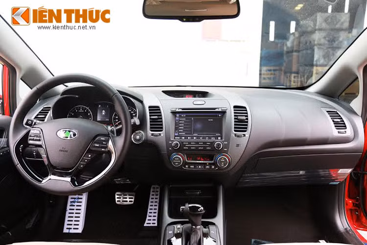 Nội thất Kia Cerato mới được thiết kế rộng rãi, trang bị nhiều công nghệ hiện đại như: Ghế chỉnh điện 10 hướng nhớ 2 vị trí, màn hình hiển thị đa thông tin LCD 4.3”, vô lăng 3 chấu bọc da tích hợp điều khiển âm thanh, đàm thoại rảnh tay...