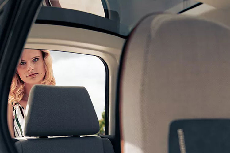 Về mặt thông số kỹ thuật, City Transformer được trang bị 2 mô tơ điện tạo ra tổng công suất 20 mã lực. Nhờ trọng lượng nhẹ, chiếc xe tí hon cần 5 giây để tăng tốc 0-50 km/h và có thể đạt tốc độ tối đa 90 km/h. Nó có phạm vi hoạt động trong khoảng 120-180 km và sử dụng bộ sạc nhanh, pin có thể đạt 80% dung lượng trong chỉ 30 phút.