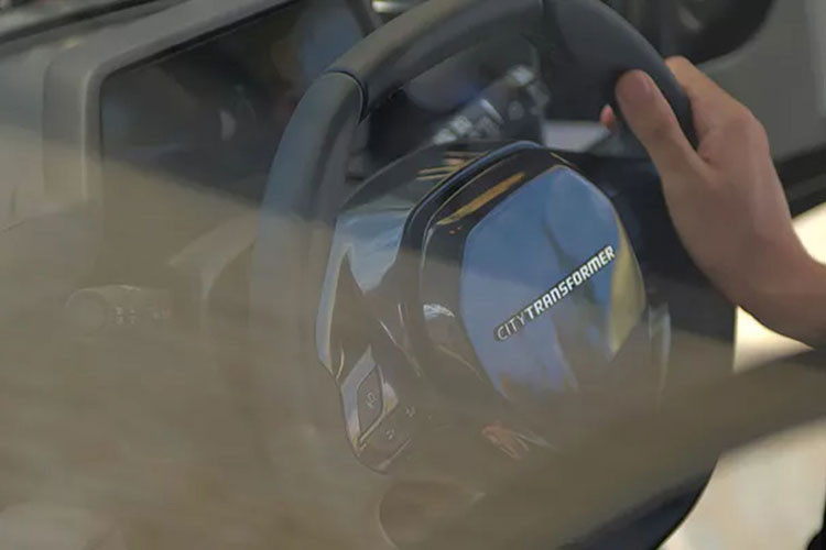 Hơn nữa, City Transfomer có thiết kế hiện đại với đèn LED, phần đầu và đuôi rất ngắn, cửa sổ trời toàn cảnh, và cửa cắt kéo trong khi nó có không gian phù hợp với 2 hành khách bên trong cabin.