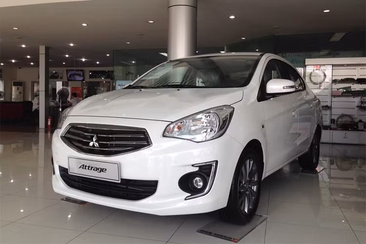 Mitsubishi Attrage là mẫu sedan hạng B được phân phối chính hãng tại thị trường Việt Nam thông qua hình thức nhập khẩu nguyên chiếc từ Thái Lan. Hiện tại, mẫu xe này đang được bán với 4 phiên bản khác nhau, đi kèm mức giá hấp dẫn dao động từ 410 đến 505 triệu đồng.