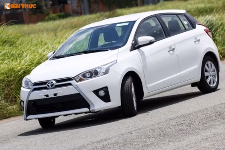 Ở phân khúc xe ôtô hạng B nhập khẩu, Toyota Yaris là một trong những cái tên được chú ý nhiều nhất khi mẫu xe này được nhập khẩu nguyên chiếc từ Thái Lan. Sau khi hoàn tất các thủ tục về giấy tờ cũng như kiểm định, Yaris sẽ được hưởng ưu đãi về thuế suất thuế nhập khẩu 0%. Do đó, nhiều khả năng, xe sẽ có giá bán giảm nhiều so với năm 2017. 
