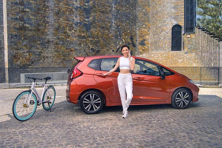 Với việc được hưởng ưu đãi thuế nhập khẩu 0%, mẫu xe hatchback Honda Jazz sẽ sở hữu giá bán khá cạnh tranh so với các đối thủ cùng phân khúc. Xe có giá bán lần lượt là: 539 triệu đồng dành cho bản V, 589 triệu đồng dành cho bản VX và 619 triệu đồng dành cho bản RS.