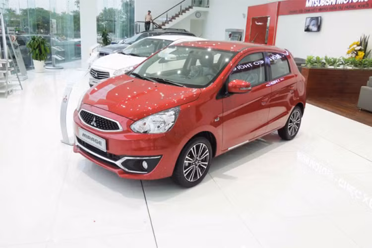 Cùng với “người anh em” Attrage, Mitsubishi Mirage là dòng xe hatchback hạng B được nhập khẩu từ Thái Lan. Do đó, dự kiến trong thời gian tới, giá xe cùng sẽ có nhiều “biến động” nhờ hưởng ưu đãi thuế mới. 