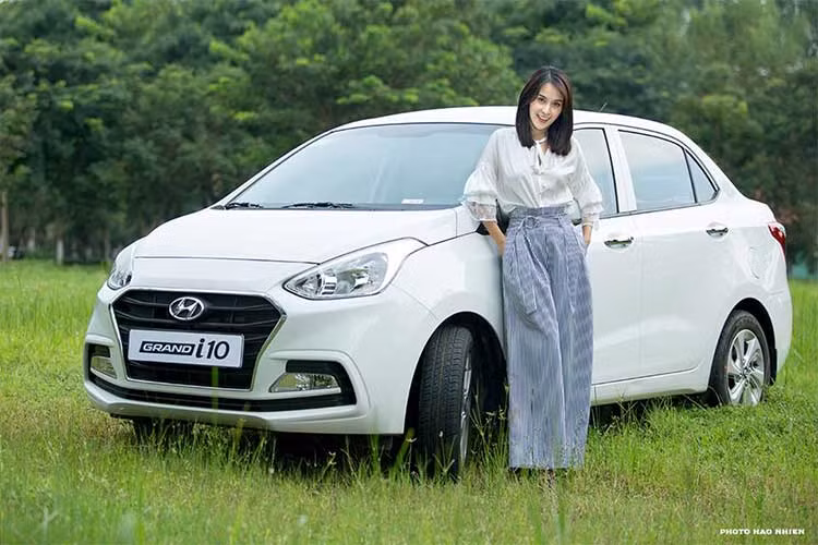 Xe sở hữu kích thước lớn nhất trong phân khúc với số đo Dài x Rộng x Cao lần lượt là 3,765 x 1,660 x 1,505 (mm) với phiên bản hatchback và 3,995 x 1,660 x 1,505 (mm) với phiên bản sedan. Khoảng sáng gầm xe của 2 phiên bản đều là 152mm cùng chiều dài cơ sở 2,425mm. 