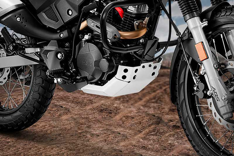 Cụ thể, xe được trang bị động cơ xy lanh đơn dung tích 199,6cc sản sinh công suất tối đa là 18.9bhp tại 8500 vòng/phút và mômen xoắn cực đại là 17.35 Nm tại 6500 vòng/phút, sử dụng hộp số 6 cấp.