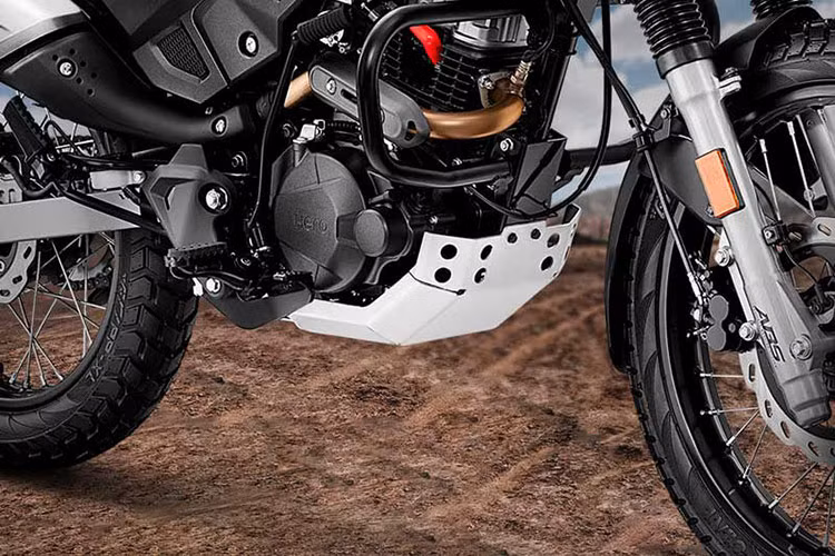 Cụ thể, xe được trang bị động cơ xy lanh đơn dung tích 199,6cc sản sinh công suất tối đa là 18.9bhp tại 8500 vòng/phút và mômen xoắn cực đại là 17.35 Nm tại 6500 vòng/phút, sử dụng hộp số 6 cấp.