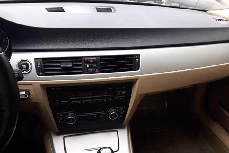 Phiên bản BMW 320i đời 2009 được hãng xe sang Đức trang bị khối động cơ 4 xy-lanh phun nhiên liệu trực tiếp, dung tích 1.995cc, sản sinh công suất tối đa 170 mã lực, mô-men xoắn cực đại 210Nm, tăng tốc từ 0 – 100km trong 8,2 giây, tốc độ tối đa 226 km/h.