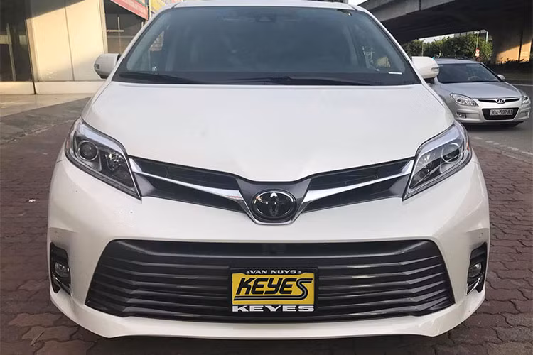 Cu thể, trên phiên bản mới này mẫu Toyota Sienna Limited 2018 đã được hãng xe Nhật Bản thay đổi kiểu dáng lấy cảm hứng từ mẫu sedan Camry. Lưới tản nhiệt phía trên gọn lại và mở rộng lưới tản nhiệt phía dưới. Hốc đèn sương mù theo đuổi phong cách thể thao.