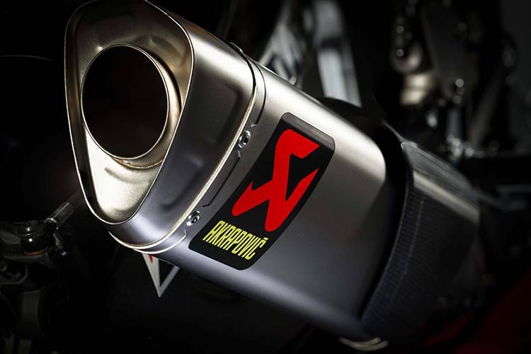 Một trang bị tăng hiệu năng động cơ chính là hệ thống ống xả Akrapovic. Vì đây là phiên bản giới hạn đặc biệt với số lượng ít ỏi được đưa ra thị trường, chính vì vậy nên xe sẽ không có sẵn tại đại lý. Các khách hàng có nhu cầu mua xe cần liên hệ trực tiếp để đặt hàng.