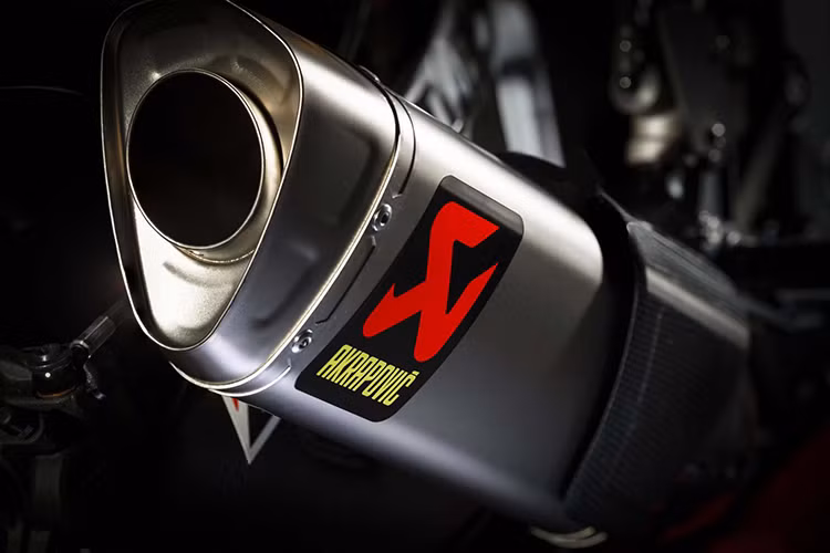 Một trang bị tăng hiệu năng động cơ chính là hệ thống ống xả Akrapovic. Vì đây là phiên bản giới hạn đặc biệt với số lượng ít ỏi được đưa ra thị trường, chính vì vậy nên xe sẽ không có sẵn tại đại lý. Các khách hàng có nhu cầu mua xe cần liên hệ trực tiếp để đặt hàng.