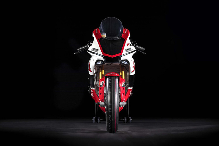 Xe sở hữu dàn áo quây của Yamaha R1 GYTR sẽ sử dụng chất liệu sợi carbon, giúp giảm trọng lượng cũng như tăng độ cứng cáp cho xe. Hai cùm công tắc nguyên bản sẽ được tay bằng cùm công tắc giống xe đua MotoGP.