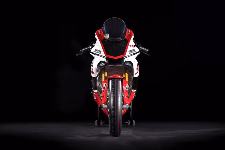 Xe sở hữu dàn áo quây của Yamaha R1 GYTR sẽ sử dụng chất liệu sợi carbon, giúp giảm trọng lượng cũng như tăng độ cứng cáp cho xe. Hai cùm công tắc nguyên bản sẽ được tay bằng cùm công tắc giống xe đua MotoGP.