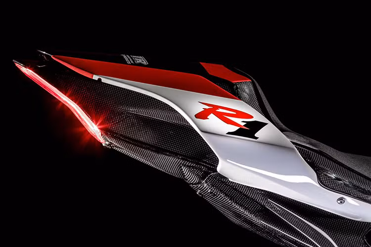 Yamaha R1 GYTR 2019 được trang bị ECU theo tiêu chuẩn đua và CCU (thiết bị thu thập và phân tích dữ liệu trong quá trình chạy xe). Hành trình tay ga cũng được rút ngắn nhằm mang đến khả năng sốc ga tốt hơn.