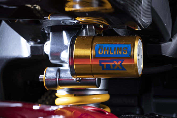 Phụ trách giảm tốc cho xe là hệ thống phanh Brembo cao cấp, đi kèm bộ lốp Bridgestone. Xe còn được trang bị trợ lực tay lái có khả năng chỉnh cứng mềm tùy theo nhu cầu sử dụng.