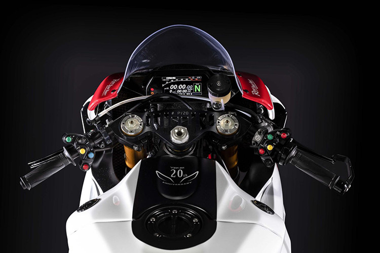 Ngoài ra, hãng xe máy Yamaha cũng mang đến nhiều đồ chơi và tùy chọn lắp thêm cho người dùng có nhu cầu. Các trang bị này sẽ được lắp đặt bởi chính các kỹ thuật viên phụ trách mảng xe đua của Yamaha.