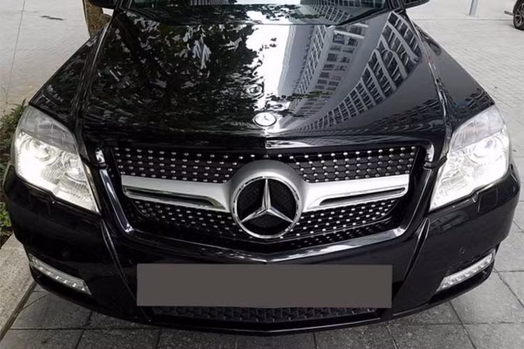 Phiên bản của mẫu SUV GLK300 đời đầu vào năm 2010 này từng được thương hiệu Mercedes-Benz Việt Nam phân phối với giá bán hơn 1,63 tỷ đồng trong khi phiên bản nâng cấp ra mắt năm 2012 có giá 1,654 tỷ đồng.