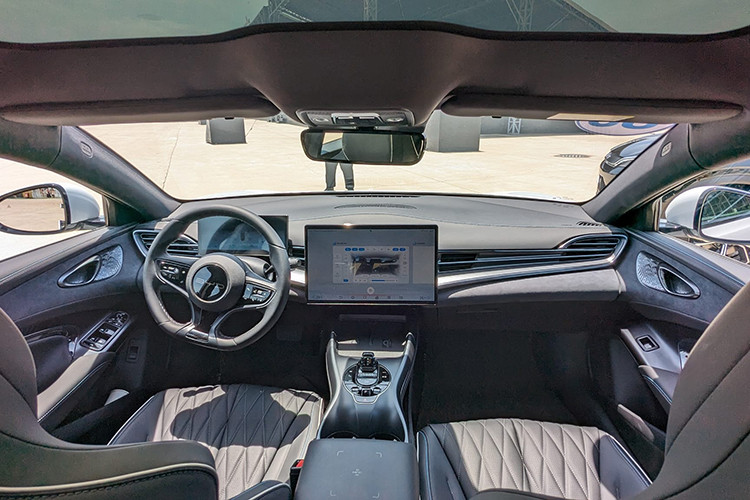 Ở bên trong BYD Seal cũng có màn hình trung tâm 15,6 inch, cùng đó là tính năng hiển thị kính lái W-HUD, cửa sổ trời toàn cảnh, ghế ngồi thể thao và hệ thống âm thanh Dynaudio. Phiên bản Advanced có một mô-tơ ở cầu sau, cho công suất 201 mã lực, mô-men xoắn 310Nm, tăng tốc từ 0-100km/h trong 7,5 giây. Pin 61,44kWh đi được 460km mỗi lần sạc theo chuẩn WLTC.