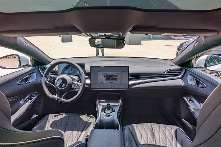 Ở bên trong BYD Seal cũng có màn hình trung tâm 15,6 inch, cùng đó là tính năng hiển thị kính lái W-HUD, cửa sổ trời toàn cảnh, ghế ngồi thể thao và hệ thống âm thanh Dynaudio. Phiên bản Advanced có một mô-tơ ở cầu sau, cho công suất 201 mã lực, mô-men xoắn 310Nm, tăng tốc từ 0-100km/h trong 7,5 giây. Pin 61,44kWh đi được 460km mỗi lần sạc theo chuẩn WLTC.