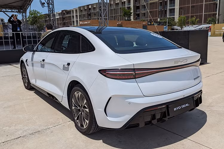 Bản Performance trang bị hai mô-tơ và hệ dẫn động bốn bánh, công suất 522 mã lực, mô-men xoắn 670Nm, tăng tốc 0-100km/h mất chỉ 3,8 giây. Pin dung lượng 82,56kWh cho phạm vi di chuyển 520km. BYD Seal dùng công nghệ Cell-to-body, với bộ pin là một phần của cấu trúc thân xe, giúp tối ưu không gian, giảm khối lượng và tăng khả năng chống vặn xoắn. Mức giá xe BYD Seal Advanced và Performance lần lượt có giá 1,119 tỷ và 1,359 tỷ đồng tại Việt Nam.