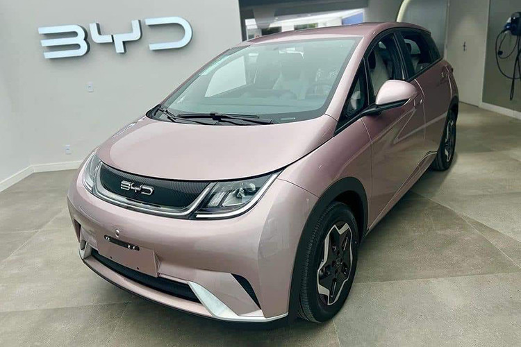  BYD Dolphin giá 659 triệu đồng BYD Dolphin chạy điện thuộc phân khúc ôtô 5 cửa hatchback cỡ B, cạnh tranh với những mẫu xe xăng như Suzuki Swift hay Toyota Yaris. Xe có thiết kế lấy cảm hứng từ đại dương với những đường nét sắc sảo và uyển chuyển.