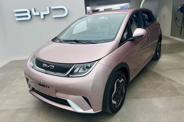  BYD Dolphin giá 659 triệu đồng BYD Dolphin chạy điện thuộc phân khúc ôtô 5 cửa hatchback cỡ B, cạnh tranh với những mẫu xe xăng như Suzuki Swift hay Toyota Yaris. Xe có thiết kế lấy cảm hứng từ đại dương với những đường nét sắc sảo và uyển chuyển.