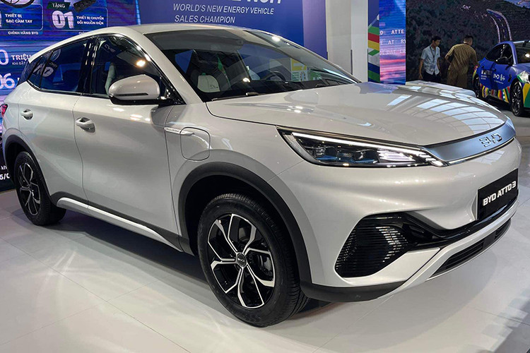  BYD Atto 3 từ 766 triệu và 886 triệu đồng BYD Atto 3 tại Việt Nam cạnh tranh tại phân khúc SUV cỡ B/B+ cùng với Toyota Corolla Cross, Mitsubishi Xforce hay Hyundai Creta. Đây là mẫu xe ăn khách nhất của BYD tại nhiều thị trường trong khu vực và cũng được trông đợi là chủ lực về doanh số của hãng tại thị trường Việt.