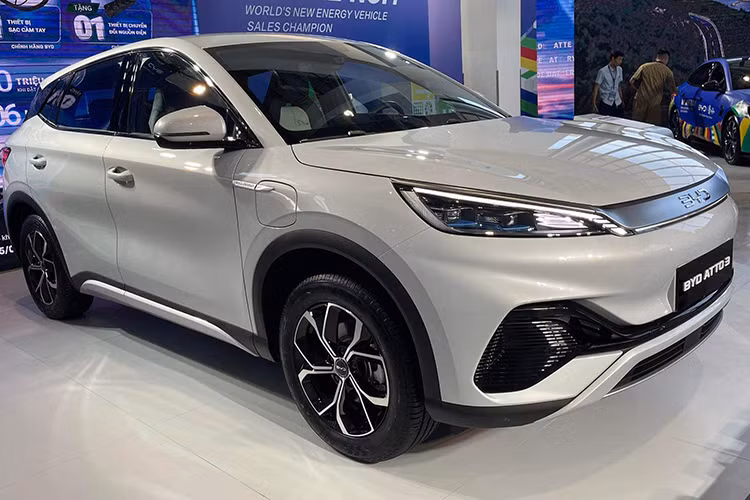  BYD Atto 3 từ 766 triệu và 886 triệu đồng BYD Atto 3 tại Việt Nam cạnh tranh tại phân khúc SUV cỡ B/B+ cùng với Toyota Corolla Cross, Mitsubishi Xforce hay Hyundai Creta. Đây là mẫu xe ăn khách nhất của BYD tại nhiều thị trường trong khu vực và cũng được trông đợi là chủ lực về doanh số của hãng tại thị trường Việt.