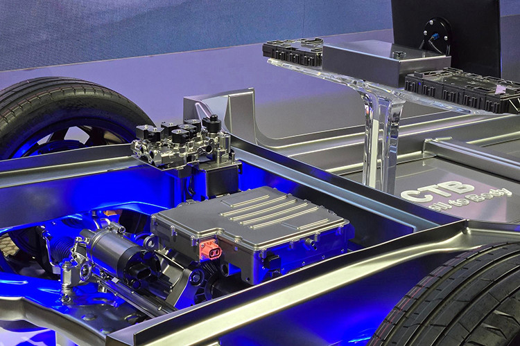 Ngoài ra, BAV cho biết người tiêu dùng có thể sử dụng hệ thống trạm sạc của bên thứ 3 để sạc điện cho xe. Hiện tại BAV chưa công bố danh sách các nhà cung cấp đã kết hợp với BYD Auto Việt Nam để cung cấp dịch vụ này. Tại Việt Nam hiện nay đã có một số nhà sản xuất cung cấp thiết bị trạm sạc cũng như cung cấp dịch vụ trạm sạc công cộng như EVOne, Star Charge, AutelCharge+.