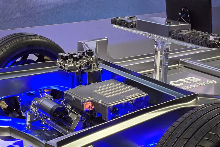 Ngoài ra, BAV cho biết người tiêu dùng có thể sử dụng hệ thống trạm sạc của bên thứ 3 để sạc điện cho xe. Hiện tại BAV chưa công bố danh sách các nhà cung cấp đã kết hợp với BYD Auto Việt Nam để cung cấp dịch vụ này. Tại Việt Nam hiện nay đã có một số nhà sản xuất cung cấp thiết bị trạm sạc cũng như cung cấp dịch vụ trạm sạc công cộng như EVOne, Star Charge, AutelCharge+.