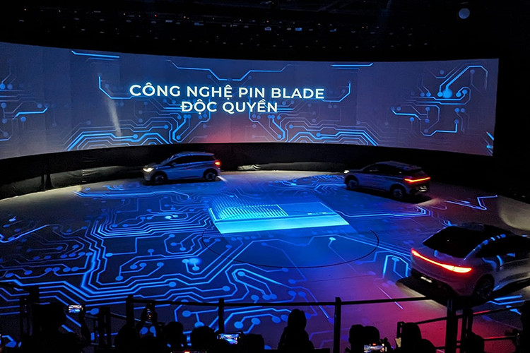 BAV cho biết, các mẫu xe điện BYD tại Việt Nam sẽ được bảo hành 6 năm hoặc 150.000 km (tuỳ từng điều kiện), riêng hệ thống pin được bảo hành 8 năm hoặc 160.000 km. Trong khi đó, một vấn đề khác thu hút được nhiều sự quan tâm này là nền tảng trạm sạc, theo đó BAV không có (hoặc chưa có) hệ thống sạc công cộng do đó người tiêu dùng sử dụng xe điện BYD sẽ sạc tại nhà với sạc cầm tay (BYD không công bố và sạc treo tường (7kw) (khuyến mại trong thời gian đầu mua xe).