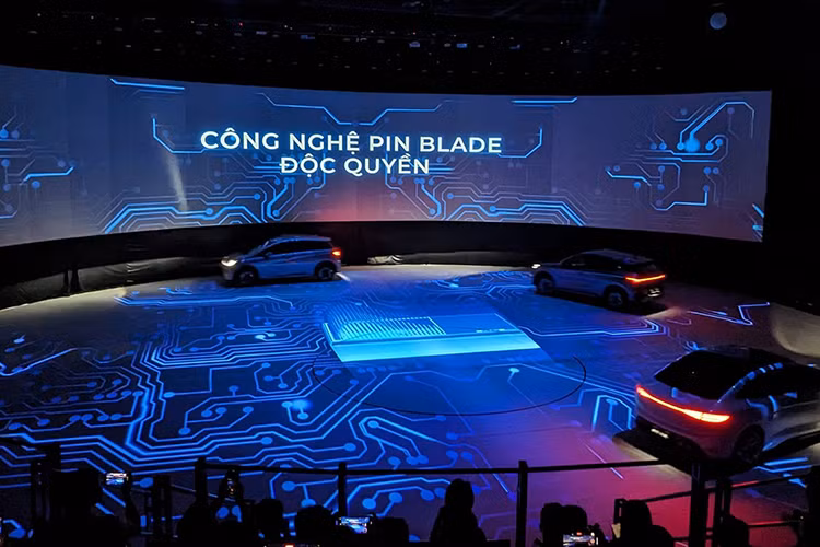 BAV cho biết, các mẫu xe điện BYD tại Việt Nam sẽ được bảo hành 6 năm hoặc 150.000 km (tuỳ từng điều kiện), riêng hệ thống pin được bảo hành 8 năm hoặc 160.000 km. Trong khi đó, một vấn đề khác thu hút được nhiều sự quan tâm này là nền tảng trạm sạc, theo đó BAV không có (hoặc chưa có) hệ thống sạc công cộng do đó người tiêu dùng sử dụng xe điện BYD sẽ sạc tại nhà với sạc cầm tay (BYD không công bố và sạc treo tường (7kw) (khuyến mại trong thời gian đầu mua xe).