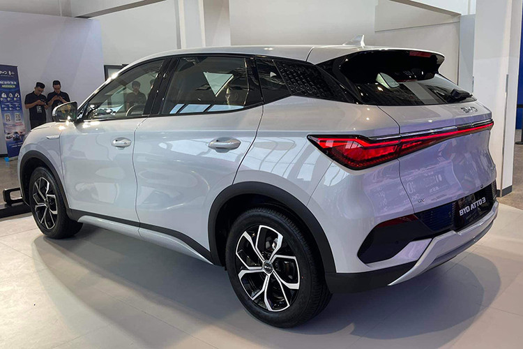 Cả hai phiên bản Atto 3 đều dùng động cơ điện 201 mã lực, mô-men xoắn 310Nm. Bản Dynamic dùng pin 49,92kWh, đi được 410km mỗi lần sạc đầy theo chuẩn NEDC. Bản Premium dùng pin 60,48kWh, phạm vi di chuyển 480km. Xe cũng hỗ trợ sạc nhanh từ 30-80% trong 30 phút, thời gian tăng tốc từ 0-100km/h mất 7,3 giây. Giá xe BYD Atto 3 Dynamic và Premium lần lượt từ 766 triệu và 886 triệu đồng.