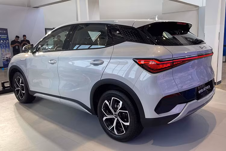 Cả hai phiên bản Atto 3 đều dùng động cơ điện 201 mã lực, mô-men xoắn 310Nm. Bản Dynamic dùng pin 49,92kWh, đi được 410km mỗi lần sạc đầy theo chuẩn NEDC. Bản Premium dùng pin 60,48kWh, phạm vi di chuyển 480km. Xe cũng hỗ trợ sạc nhanh từ 30-80% trong 30 phút, thời gian tăng tốc từ 0-100km/h mất 7,3 giây. Giá xe BYD Atto 3 Dynamic và Premium lần lượt từ 766 triệu và 886 triệu đồng.