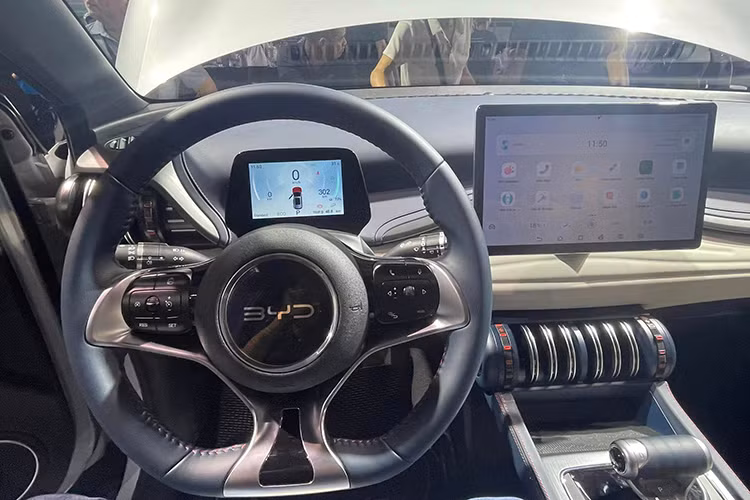 Điểm nhấn ở ngoại thất của Atto 3 là hệ thống đèn pha LED pha lê, có khả năng chiếu sáng lên đến 16,7m chiều rộng, tốt hơn đáng kể mặt bằng chung phân khúc. Nội thất có nhiều chi tiết thiết kế độc đáo như tay nắm cửa, hệ thống loa mô phỏng thiết kế đèn guitar trên cánh cửa, hay màn hình trung tâm 15,6 inch có thể xoay ngang hoặc dọc.