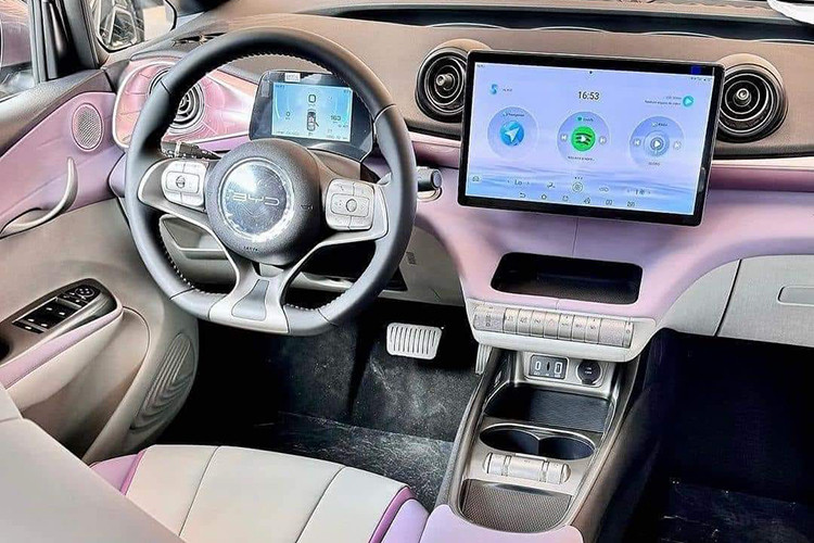 Nội thất theo phong cách tối giản, trang bị màn hình trung tâm 12,8 inch, ghế da thể thao, hàng ghế sau rộng rãi với sàn phẳng và nhiều vị trí để đồ.