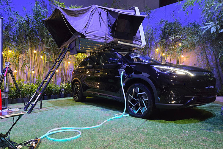 BYD Auto Việt Nam cho biết người tiêu dùng nếu sử dụng các mẫu xe điện của BYD cũng có thể sạc tại các đại lý chính hãng, với tuỳ quy mô sẽ có 3 đầu sạc DC với công suất 60kw, 120kw và các đầu sạc AC. Tuy nhiên điều này có thể được hiểu là các trụ sạc này chủ yếu nhằm phục vụ bảo hành, bảo dưỡng và sửa chữa xe thay vì kinh doanh trạm sạc cho người tiêu dùng. BAV cũng chưa có biểu giá dành cho việc sạc điện tại các đại lý, dù cho biết (sẽ theo biểu giá điện của nhà cung cấp điện).